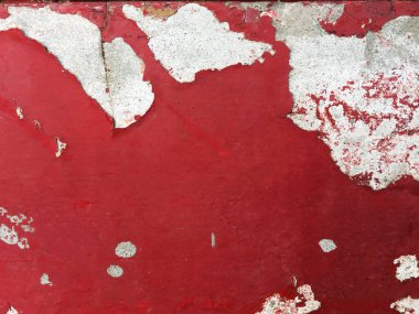 Eski kırmızı duvarın soyulmuş boyası..