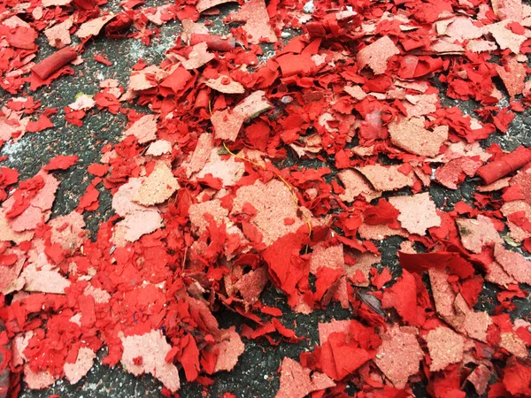 堆放在地上的红色爆竹碎片 — 图库照片