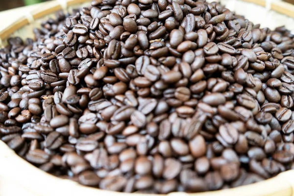 被写体の背景へのコーヒー豆のクローズ アップ — ストック写真