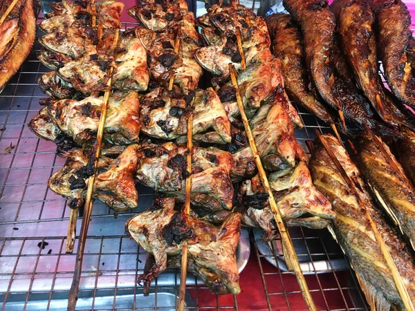 Grillowane Żaby Grillowane Ryby Szaszłykach Grillowane Jedzenie Tajskim Rynku — Zdjęcie stockowe