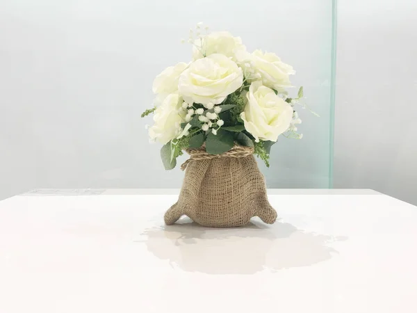 Штучні Троянди Прикраси Столу Свята Зеленому Тлі День Святого Валентина — стокове фото