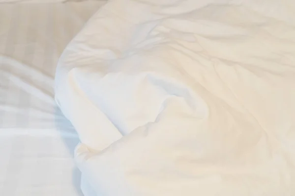 Uzun Bir Uykudan Sabah Uyanma Sonra Yatak Odasında Dağınık Çarşaf — Stok fotoğraf