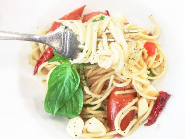 Kapatın spagettiyi Kızarmış sosisli, pastırmalı ve jambonlu acı kızartma