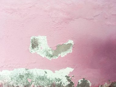 Kırmızı beton yüzeyde lekeler var..