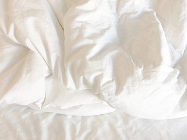 Sabah kalktıktan sonra yatak odasındaki çarşafın üst görüntüsü..