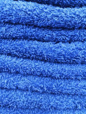 Farklı mavi havlu yığını.