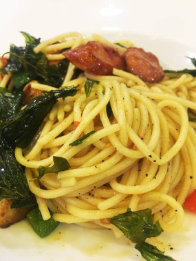 Domates soslu kolay spagetti..