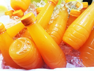 Tahta kovada plastik şişede taze portakal suyu..