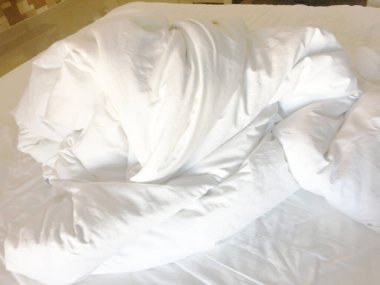 Yatak çarşafları ve yastık manzarası.