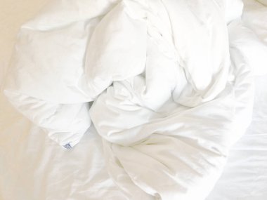 Sabah kalktıktan sonra yatak odasındaki çarşafın üst görüntüsü..