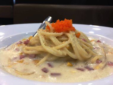 Uçan balık yumurtası ve karidesli Carbonara Spagettisi. Yiyecek konsepti.