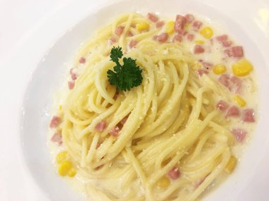 Jambonlu ev yapımı spagetti beyaz krema sosu. İtalyan usulü..