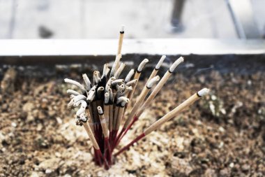 Duman ile yanan tütsü sopa.