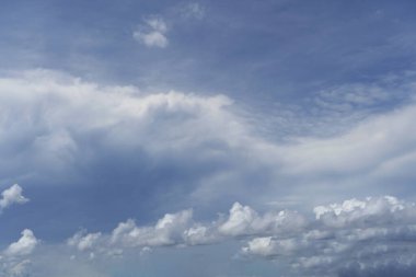 Mavi gökyüzü doğal arka plan ile güzel bulut.