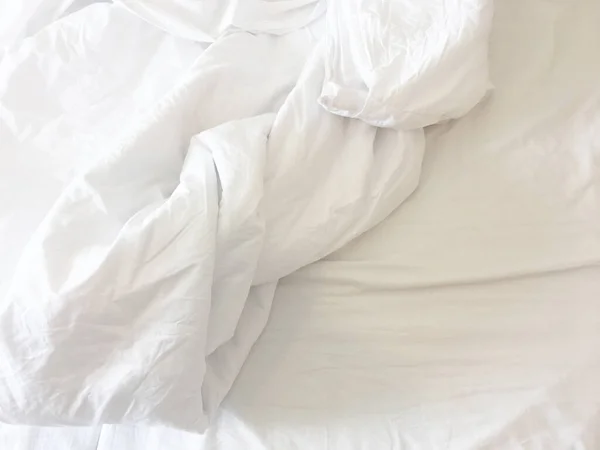 ブランケットに日光が当たるホテルベッドのシンクル毛布 — ストック写真