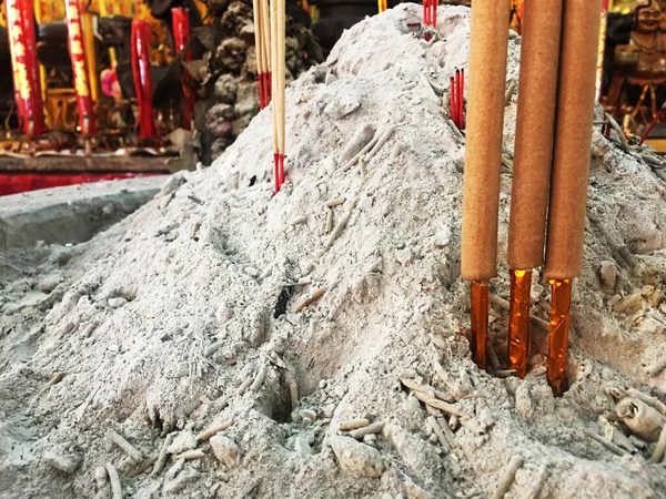 Tayland Tapınağındaki Yanan Tütsü Çubuklarını Kapatın — Stok fotoğraf