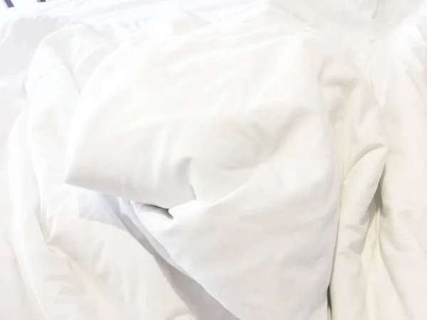 朝起きた後の寝室のベッドシートのトップビュー — ストック写真