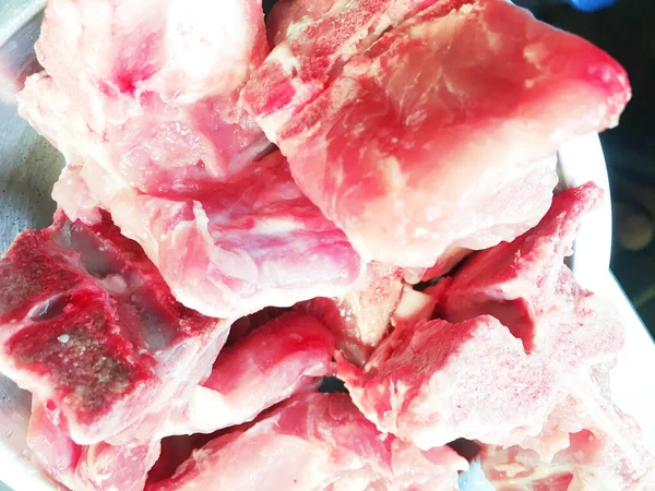 Haufen Roter Frischer Schweineknochen — Stockfoto