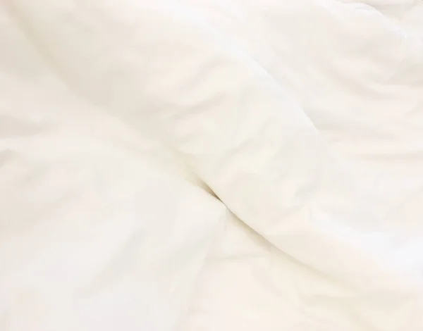 Sabah Yatağında Battaniyeyle Uyandıktan Sonra Düzeltilmemiş Yatak — Stok fotoğraf