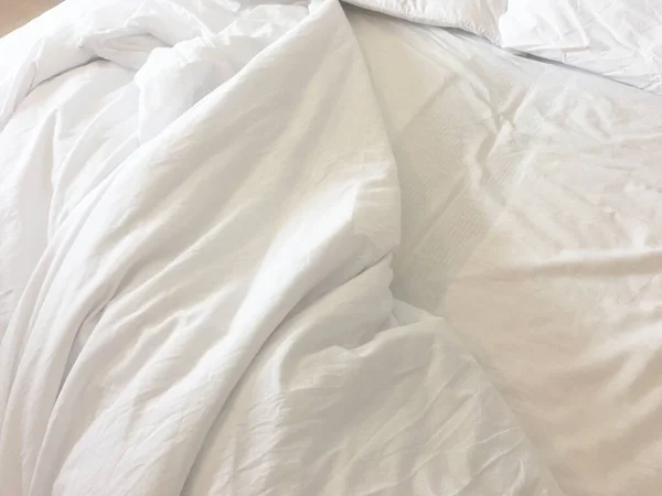 朝起きた後 寝室で乱暴な毛布と白い枕を 長い夜に寝ることから 羽毛布団と毛布の詳細 — ストック写真