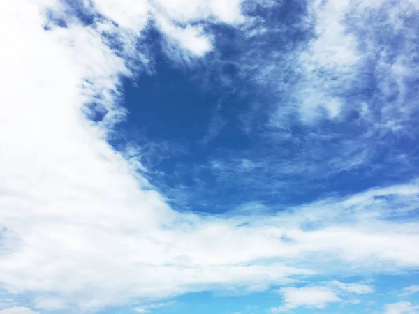 Μπλε Ουρανός Άσπρα Σύννεφα Όμορφο Φόντο — Φωτογραφία Αρχείου