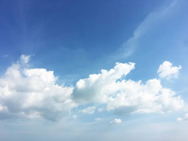 Céu Azul Branco Abstrato Pequenas Nuvens — Fotografia de Stock