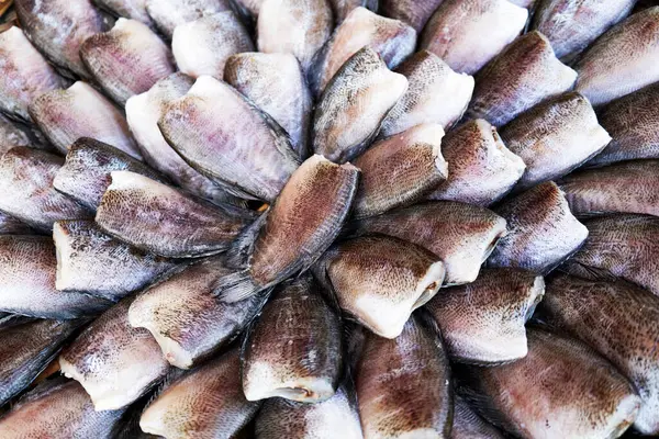 요리를위한 구아미 건어물 물고기 빛으로 고기의 덩어리 사용하는 — 스톡 사진