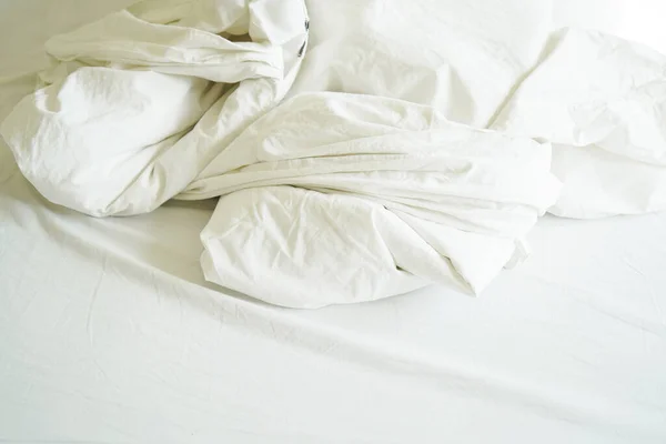 メッセージベッド 未加工のベッドの上に毛布が付いている白い枕 朝からリラックスするコンセプト 照明窓を使って — ストック写真