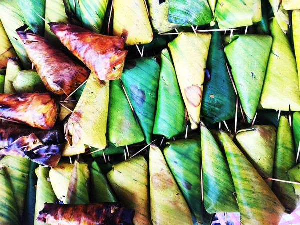 Snack Tradicional Tailandés Hecho Arroz Pegajoso Envoltura Relleno Plátano Con —  Fotos de Stock