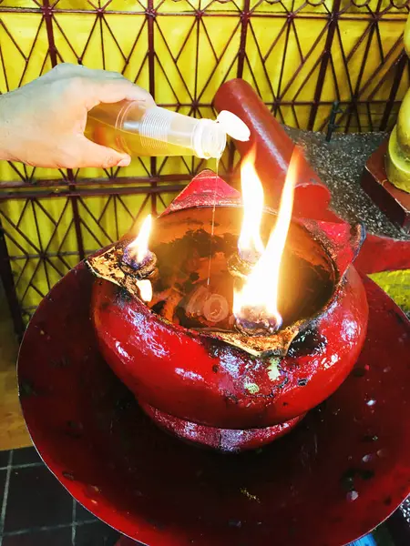 Tapınaktaki Gaz Lambasındaki Ateş Işığı Lambaların Içinde Yakıt Ikmali Yapan — Stok fotoğraf