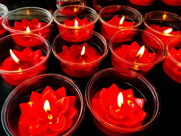 Kırmızı Aroma Mumu Kırmızı Siyah Tabakta Gül Yapraklarıyla Güzel Romantik — Stok fotoğraf