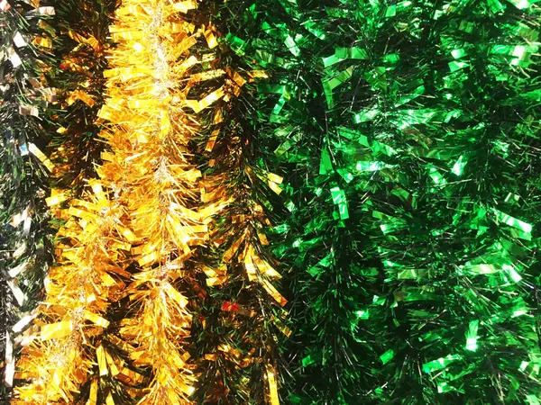 色彩艳丽的圣诞金银花新年的毛绒绒意大利面 闪闪发光的装饰品的概念 假日背景 — 图库照片