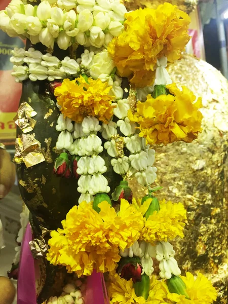 Foglia Oro Portata Mano Statua Buddha Vecchie Ghirlande Gelsomino Ghirlande — Foto Stock