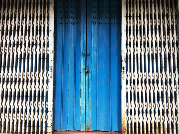 Eski Mavi Katlanan Metal Kapı — Stok fotoğraf