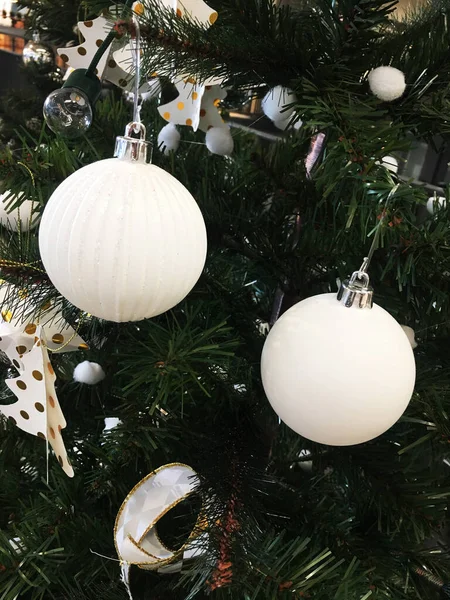 Bolas Ouro Branco Pele Branca Uma Decoração Uma Árvore Natal — Fotografia de Stock