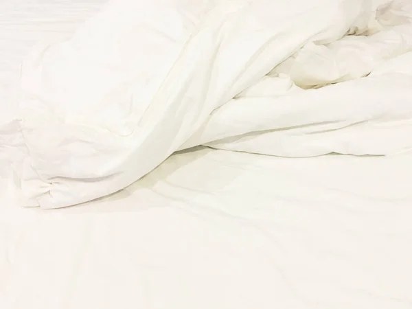 담요에 햇빛과 호텔의 침대에 — 스톡 사진
