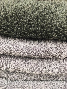 Farklı gri havlu yığını.