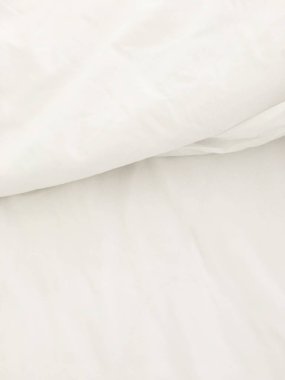 Beyaz yastık yatak ve yatak uzun bir uyku gece kış üzerinden, kırışıklık dağınık battaniye ile. 