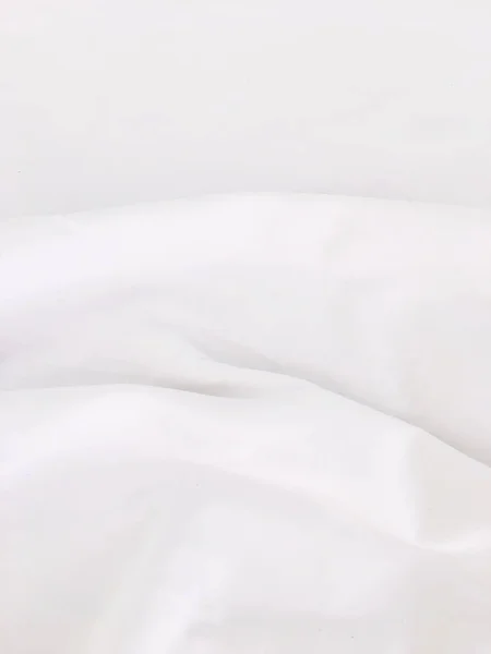 長い冬の夜寝てから寝室でしわ乱雑な毛布とベッドの上の白い枕 — ストック写真