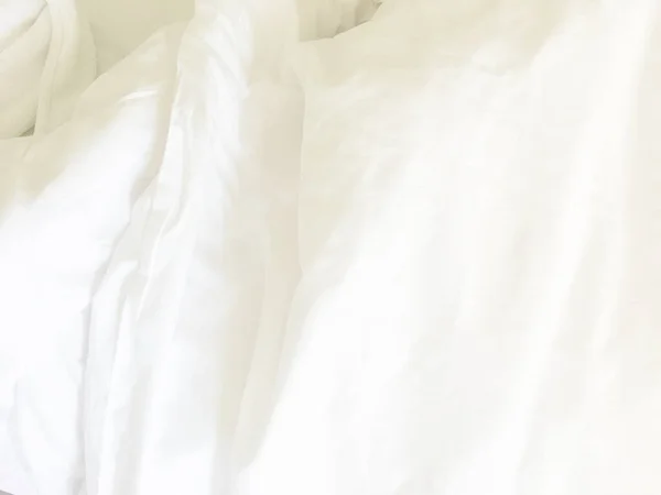 Λευκό Μαξιλάρι Στο Κρεβάτι Και Ρυτίδων Ακατάστατο Κουβέρτα Στο Υπνοδωμάτιο — Φωτογραφία Αρχείου