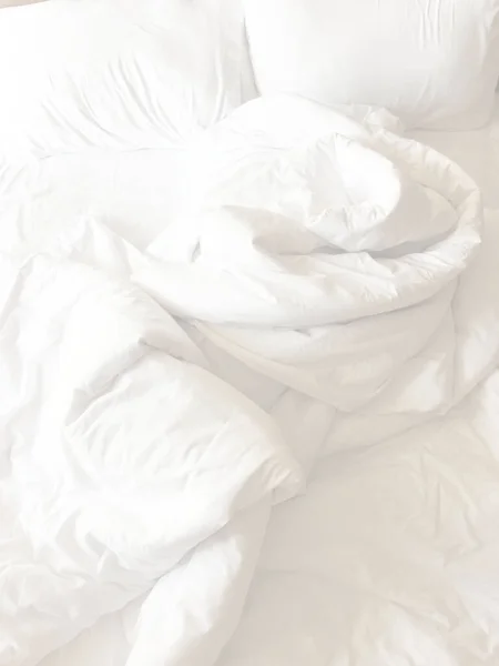 Fehér Párna Ágyon Ránc Rendetlen Takaró Hosszú Téli Éjszaka Alszik — Stock Fotó