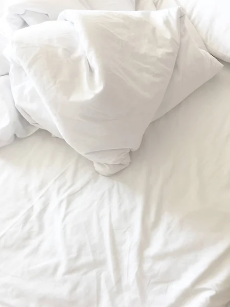 Travesseiro Branco Cama Com Manta Bagunçada Rugas Quarto Dormir Uma — Fotografia de Stock