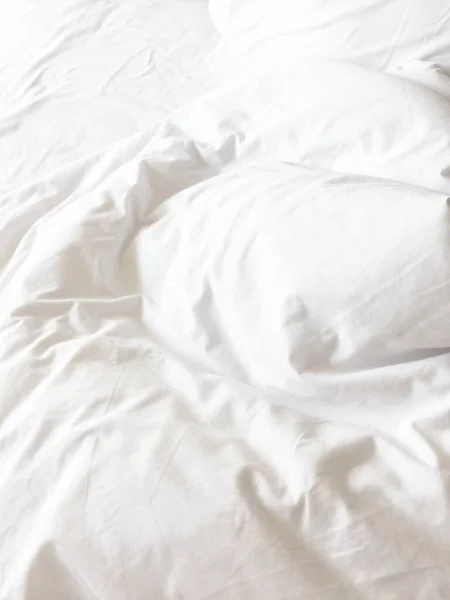Cuscino Bianco Sul Letto Con Coperta Disordinata Grinza Nella Camera — Foto Stock