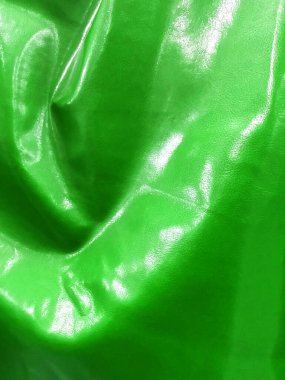 Oteldeki yatağın üzerindeki kırışıklık battaniyesi ve battaniyede güneş ışığı.