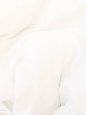 Beyaz yastık yatak ve yatak uzun bir uyku gece kış üzerinden, kırışıklık dağınık battaniye ile.