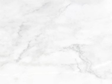 Oteldeki yatağın üzerindeki kırışıklık battaniyesi ve battaniyede güneş ışığı.