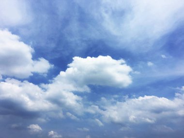 Güzel mavi gökyüzü ve beyaz bulutlar.