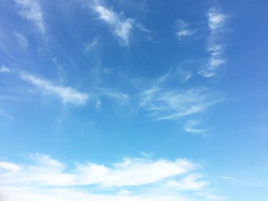 Küçük bulutlu mavi gökyüzü arkaplanı.