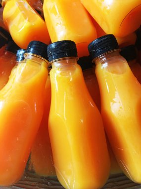 Buzdolabında portakal suyu var..