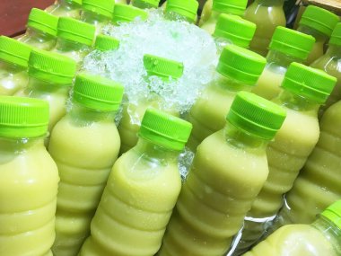 Oteldeki yatağın üzerindeki kırışıklık battaniyesi ve battaniyede güneş ışığı. .